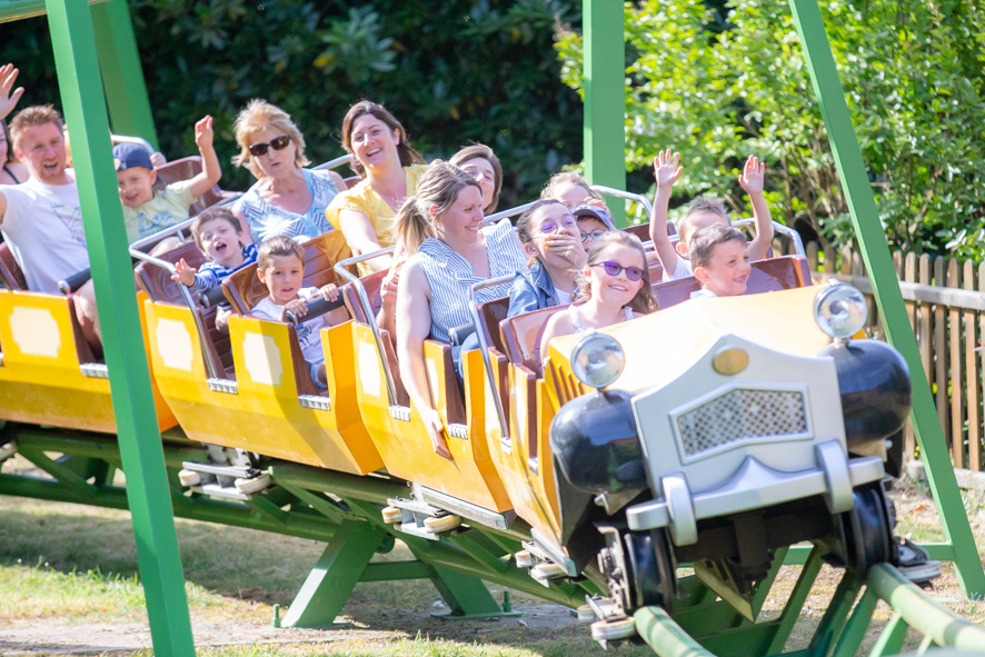 le tacot en folie - ange michel - attraction - parc d'attraction - rail - train - descentes - virages