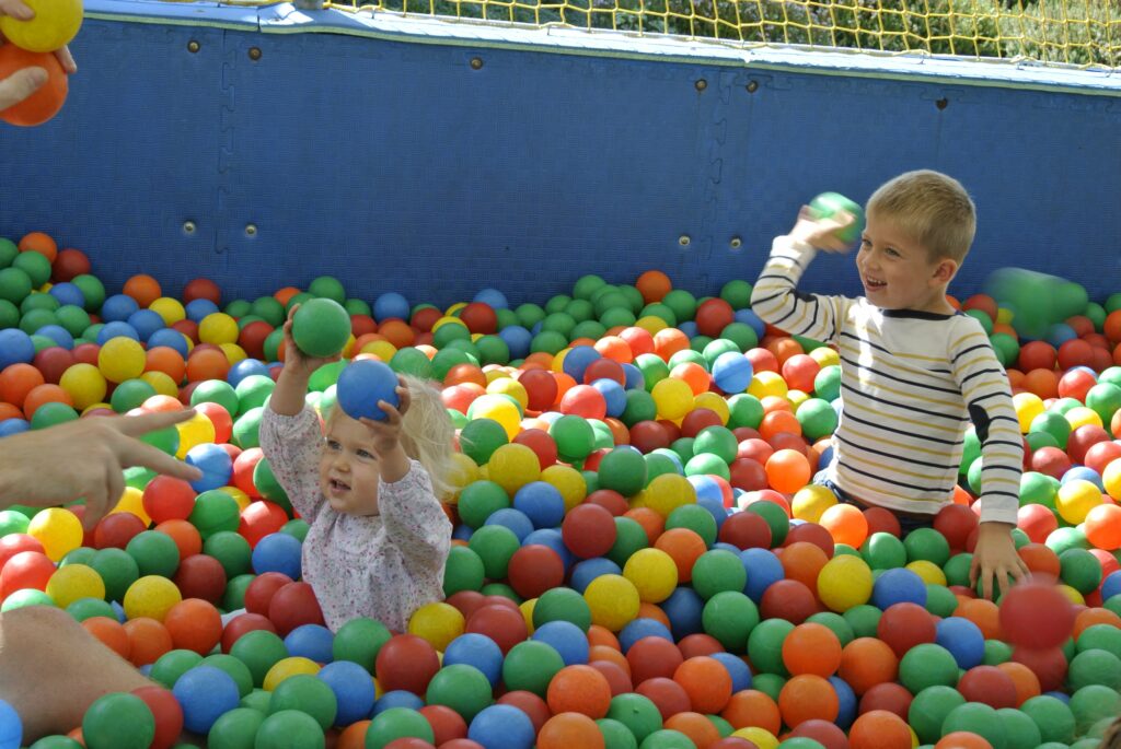 Enfant dans un bain de boules multicolores