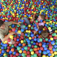 Premier parc indoor avec piscine à boules pour adultes en Alsace