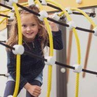Enfant sur l'attraction Corsaire