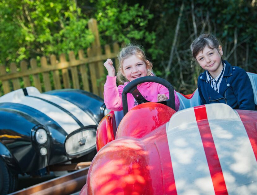 Manège pour enfants interactif avec des voitures qui font des dérapages, drifts.