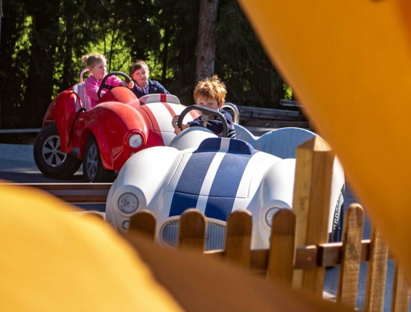 Manège pour enfants interactif avec des voitures qui font des dérapages, drifts.