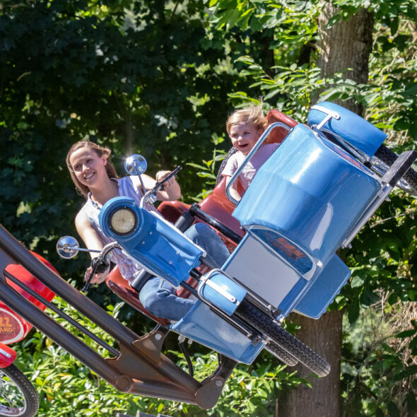 Attraction familiale - sidecars volants