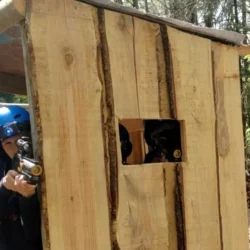 cabane de pêcheur où se cachent des joueurs au laser game en plein air du parc Ange Michel