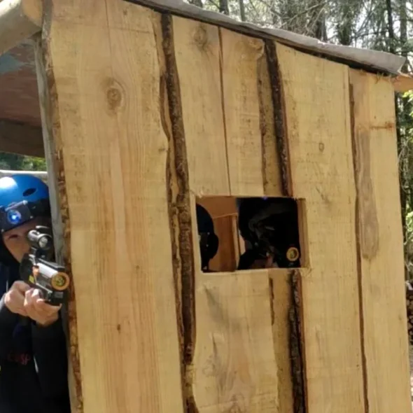 cabane de pêcheur où se cachent des joueurs au laser game en plein air du parc Ange Michel