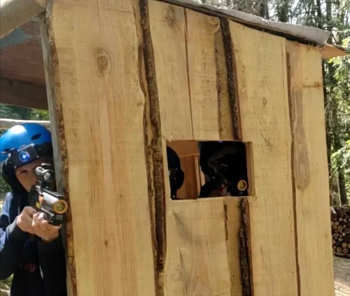 cabane de pêcheur où se cachent des joueurs au laser game en plein air du parc Ange Michel