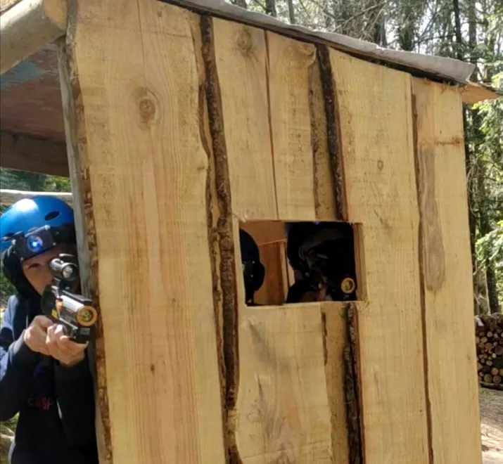 cabane de pêcheur où se cachent des joueurs au laser game en plein air du parc Ange Michel