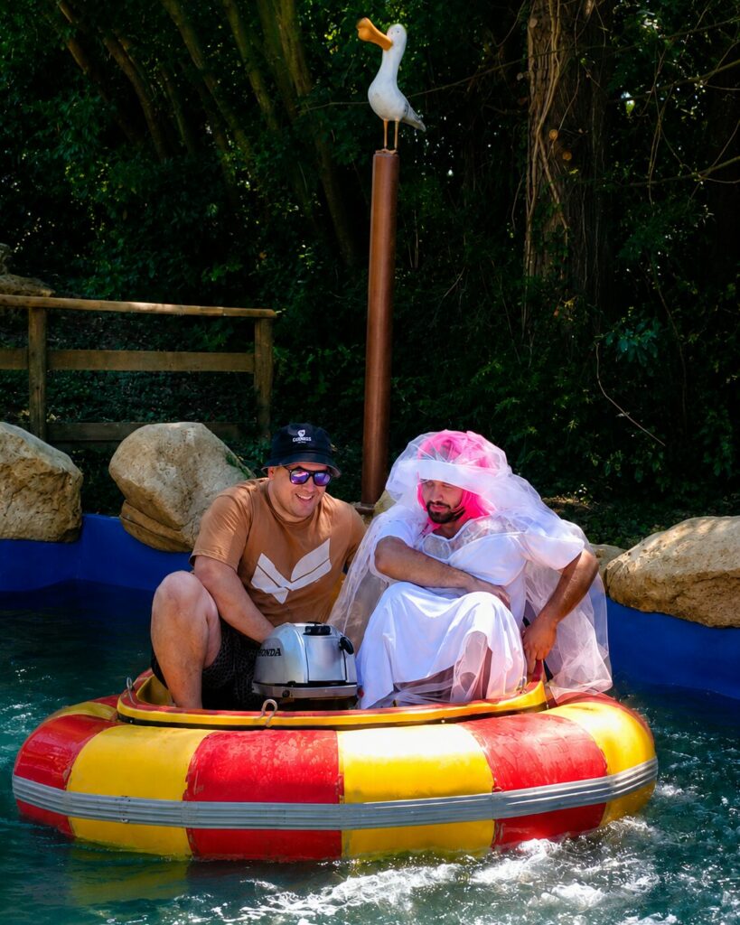 Organiser un evjf ou un evg au parc Ange Michel. Futur marié déguisé en en mariée dans un bateau tamponneur.